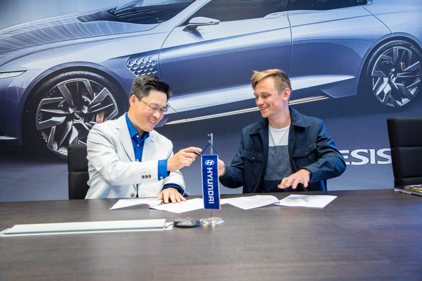 Chang Beom Park, prezident Hyundai Slovensko pri podpise zmluvy s automobilovým pretekárom v TCR Europe, Maťom Homolom 