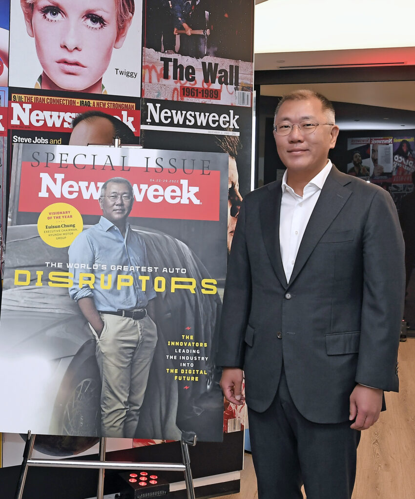 Euisun Chung stojí vedľa makety časopisu, ktorý obsahuje cenu Vizionára roka